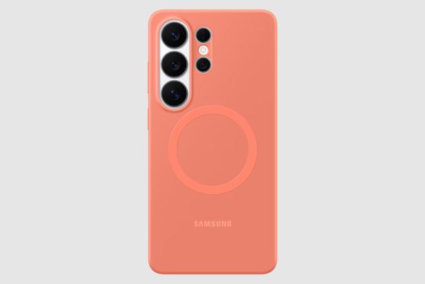 Die Rückseite des Samsung Galaxy S26 Ultra mit auffälligem Kameramodul und einer orangefarbenen Hülle mit kreisförmigem Magnetring für kabelloses Laden.