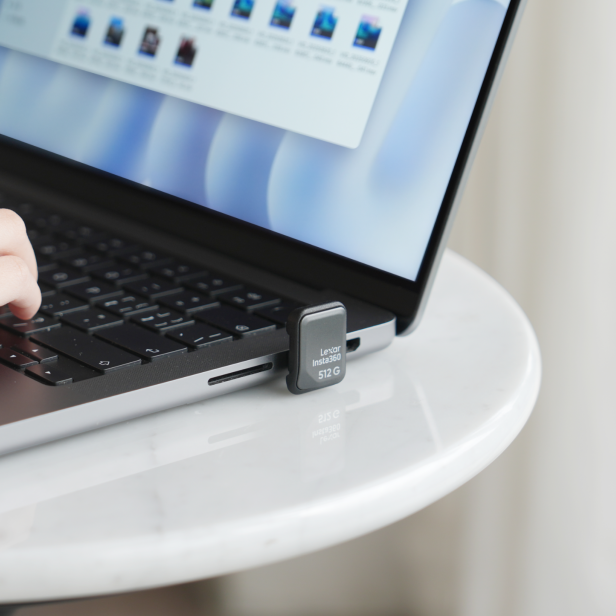 eine Mini SSD ist an einem Notebook angesteckt