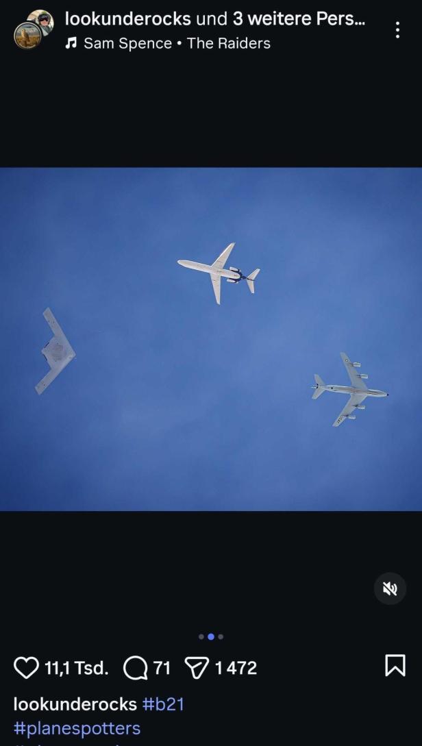 B-21, Tankflugzeug und ein mysteriöses drittes Flugzeug fliegen im blauem Himmel
