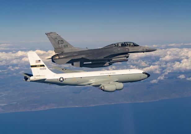 Die NKC-135R mit der Nummer 61-0320 (10320 am Leitwerk) bei einem Testflug mit einer F-16 bei leicht bewölktem Wetter