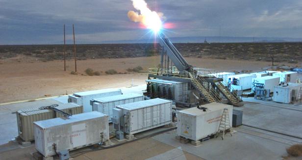 Die Railgun der US Navy wird in einem hohen Winkel abgefeuert.
