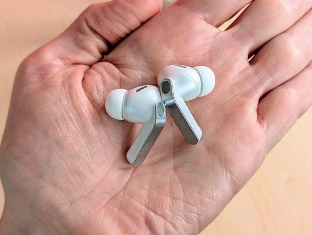 Samsung Galaxy Buds4 Pro auf Handfläche