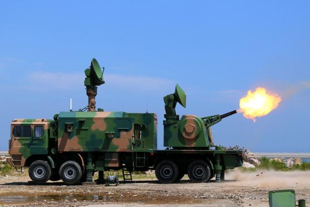 Lkw-basiertes Luftabwehrsystem feuert Gatling-Kanone auf offenem Gelände ab.