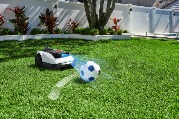 Ein Mähroboter erkennt einen Fußball auf einer Wiese 