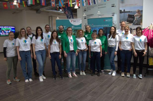 eine Gruppe von Menschen in ähnlichen Shirts
