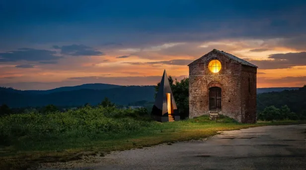 Die Pyramide neben einem alten Haus bei Sonnenuntergang.