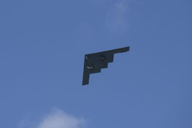 Tarnkappenflugzeug B-2 mit ausgefahrenem Fahrwerk fliegt am Himmel