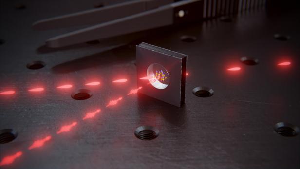 2024 entwickelte die Universität Basel eine wenige Millimeter große Glaszelle, die mit Rubidiumatomen gefüllt ist. 