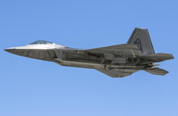 Kampfjet F-22 Raptor 2.0 mit sichtbaren Fiducial Markers im Flug vor blauem Himmel.