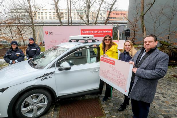 Mobilitätsstadträtin Ulli Sima, Leiterin der MA 67 Parkraumüberwachung Michelle Krumpschmid und Martin Schanda, Geschäftsführer der CPB Österreich