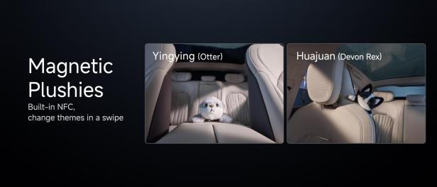 Zwei magnetische Stofftiere, Otter und Katze, auf den Rücksitzen eines Autos platziert.