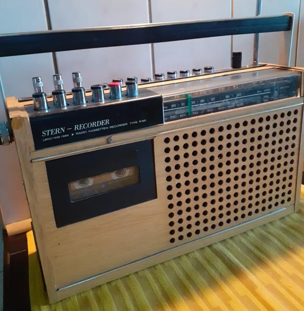 Ein Stern-Radiorekorder aus der DDR-Zeit mit eingelegter Musikkassette steht auf einem Tisch und symbolisiert das heimliche Aufnehmen von Westmusik.