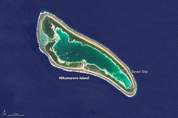 Satellitenbild des Atolls Nikumaroro mit markiertem Bereich „Seven Site“.