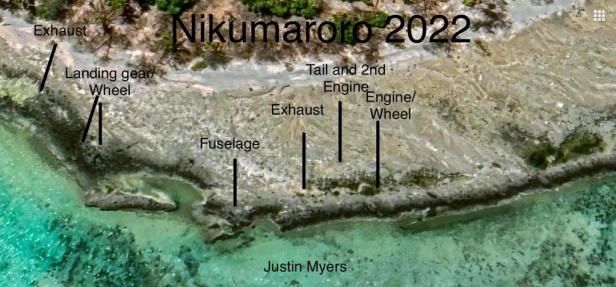 Satellitenbild von Nikumaroro mit markierten möglichen Flugzeugtrümmern am Küstenbereich.