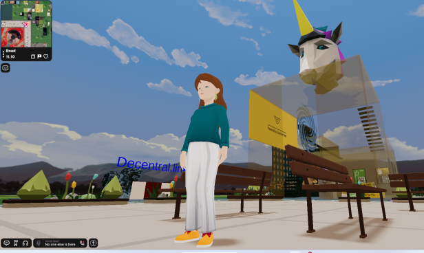 Virtuelle Figur vor der Post-Filiale im Decentraland mit Einhornkopf auf dem Dach.