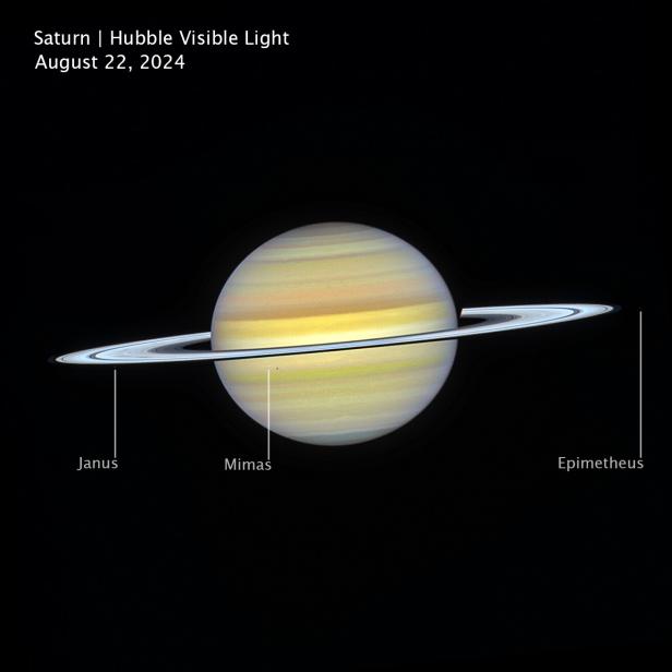 Das Hubble Teleskop fotografiert den Saturn und die Monde Janus, Mimas und Epimetheus