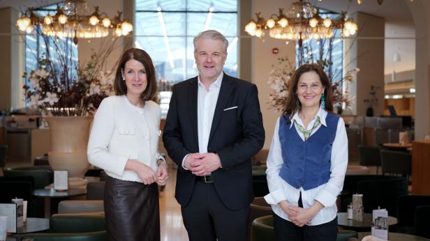 Henrietta Engerth-Stadlhuber, der Quantenphysiker Roboter Ursin und Karin Tausz.