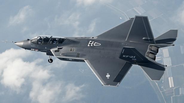 Kampfjet fliegt über Äcker