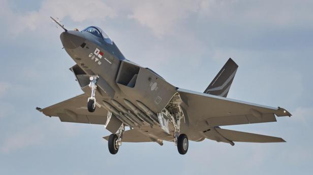Ein KF-21 Kampfjet setzt vor bewöktem Himmel zur Landung an
