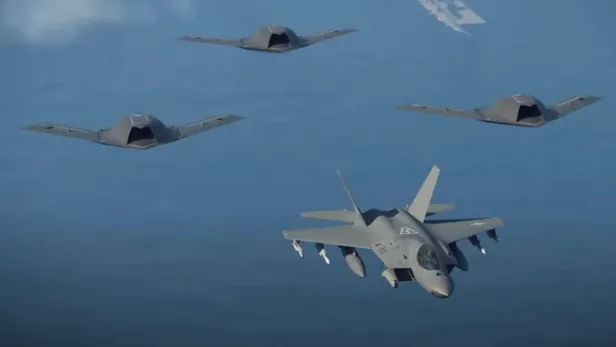 KF-21-Kampfjet fliegt zusammen mit drei Tarnkappen-Drohnen über dem Meer.