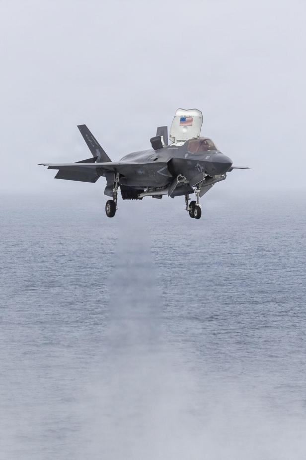 Eine F-35B landet auf einem Flugzeugträger