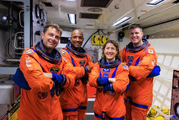 Artemis II Astronauten und Astronautin (v.l.n.r.): Reid Wiseman, Victor Glover, Christina Koch und Jeremy Hansen von der kanadischen Weltraumagentur CSA