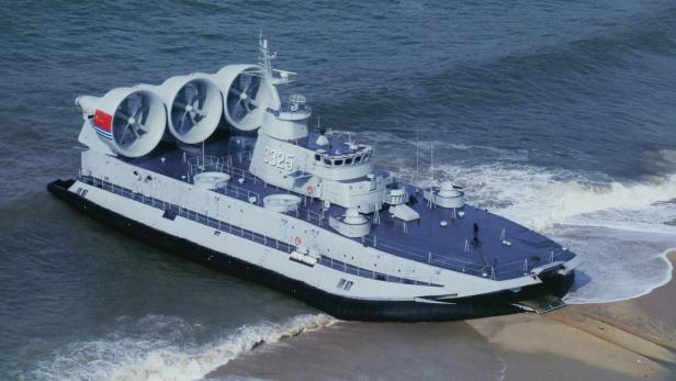 Chinesisches Zubr-Hovercraft mit der Nummer 3325 fährt am Strand auf Land.