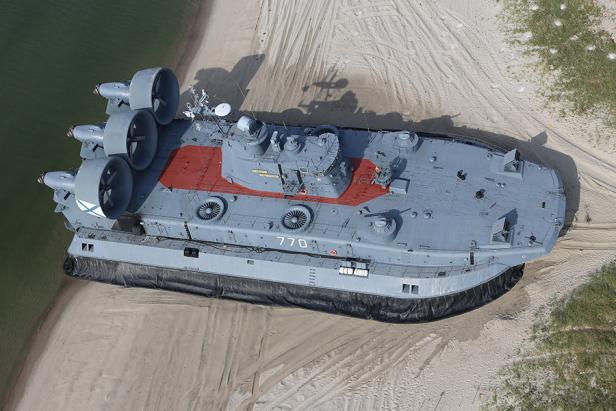 Hovercraft der russischen Marine steht am Strand