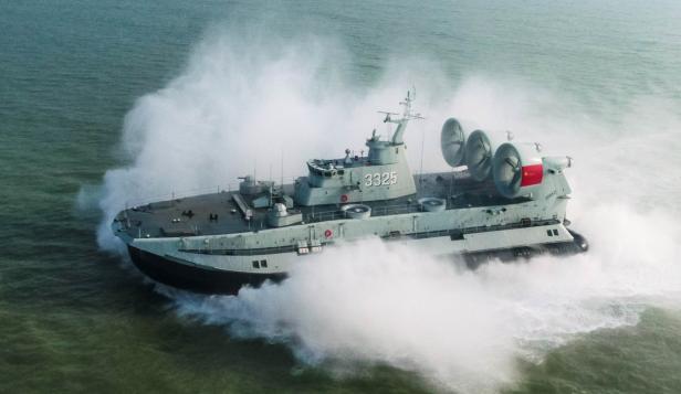 Hovercraft von China fährt schnell über das Meer