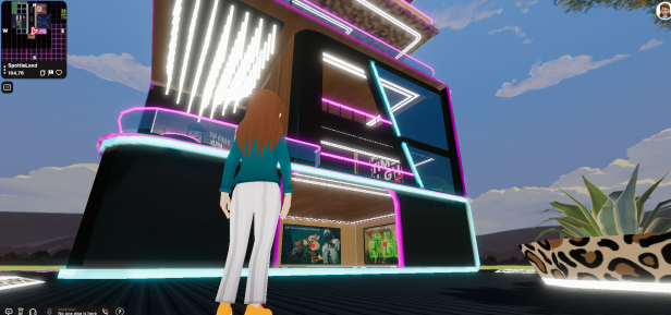 Avatar steht vor einem futuristischen, neonbeleuchteten Gebäude im virtuellen Metaverse.