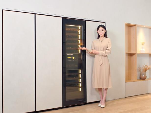 eine Frau steht neben dem KI-Kühlschrank