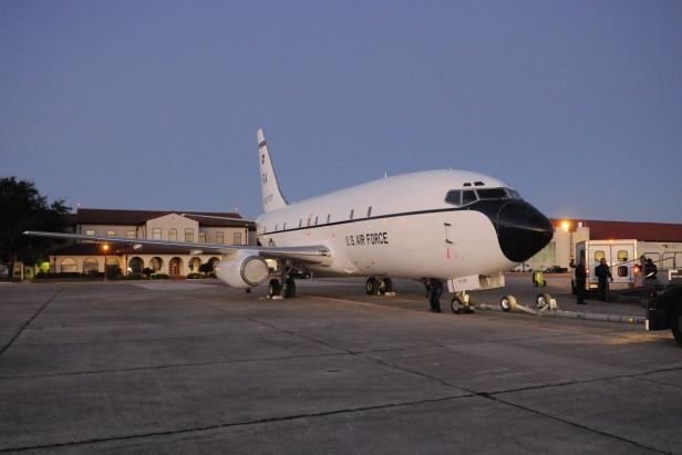 Ein weißes Flugzeug wird für eine Ausstellung vorbereitet