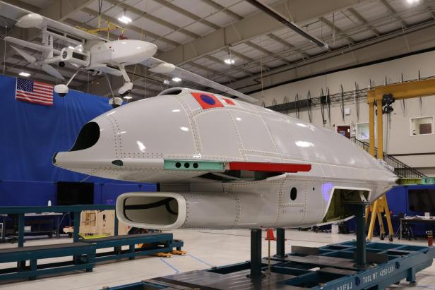 Rumpf eines experimentellen Flugzeugs steht im Hangar