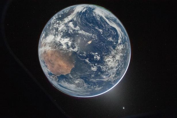 Die Erde als Vollansicht aus dem All mit sichtbaren Wolken und Kontinenten.