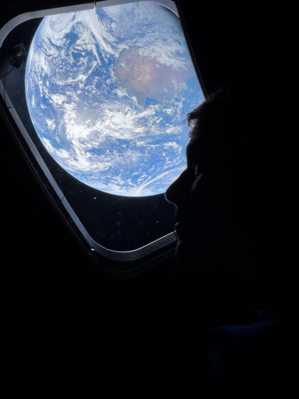 Ein Crewmitglied der Artemis-II-Mission blickt aus der Orion-Raumkapsel auf die Erde, aufgenommen mit einem iPhone 17 Pro Max.