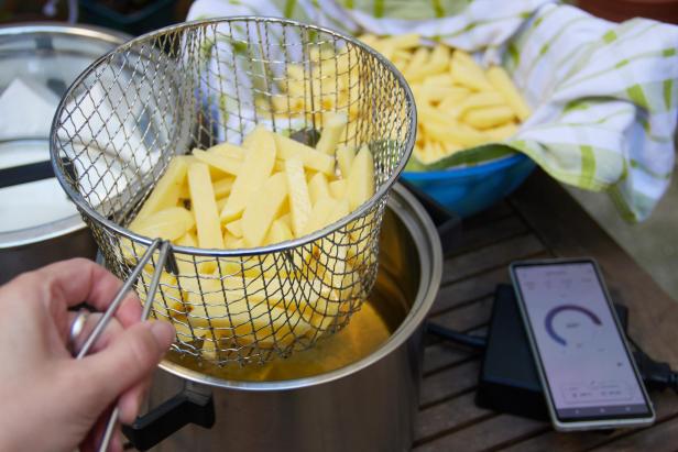 ein Korb mit Kartoffelstiften über dem Wired Cooker