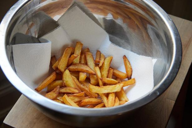 eine Schüssel mit Pommes