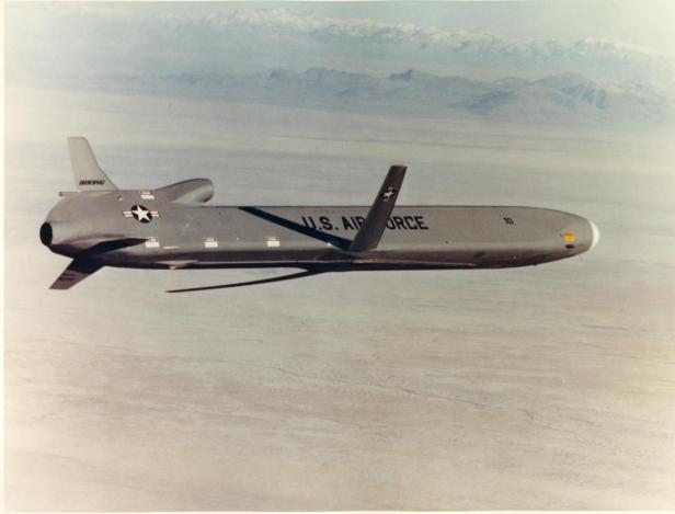 AGM-86B Marschflugkörper der US Air Force fliegt über eine Wüstenlandschaft.