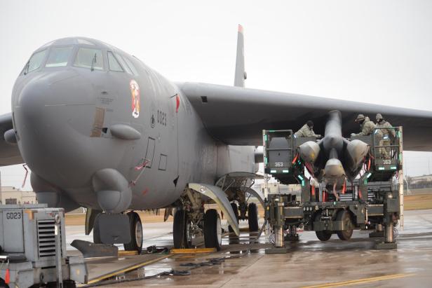 AGM-86B werden unter dem linken Flügel einer B-52 installiert, die auf der Landebahn steht