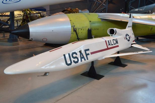 Marschflugkörper AGM-86A in einem Luftfahrtmuseum