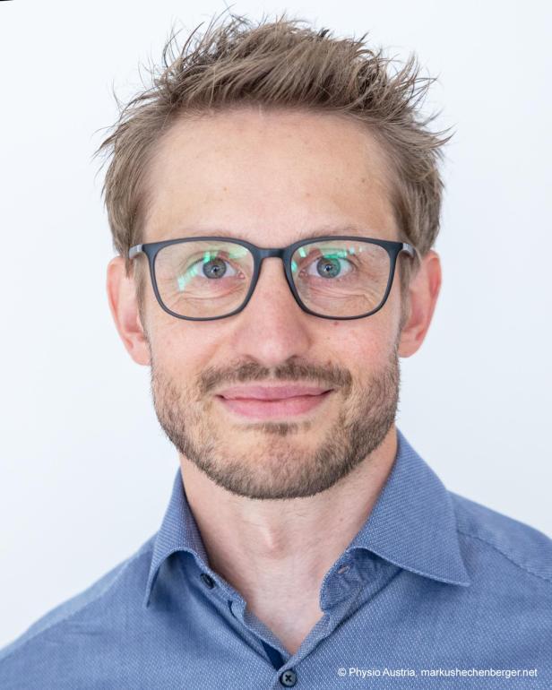 Lukas Berger-Maul, Physiotherapeut und Experte für Digitalisierung bei Physio Austria, spricht über die Bedeutung von Bewegung und Haltung im Büroalltag.