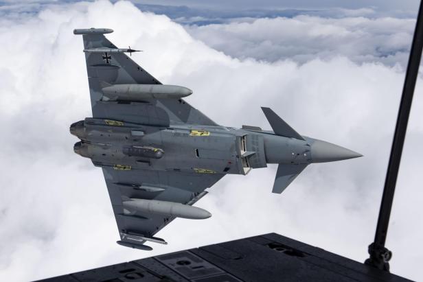 EIn Eurofighter Kampfflugzeug fliegt vor bewölktem HImmel