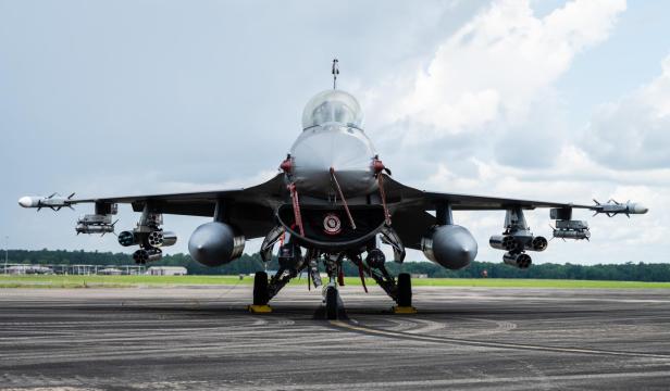 Kampfjet F-16 steht auf dem Rollfeld