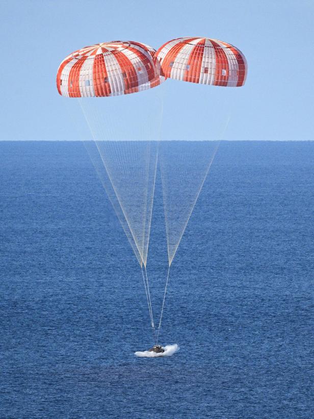 Das Orion-Raumschiff ist sicher im Pazifik gelandet