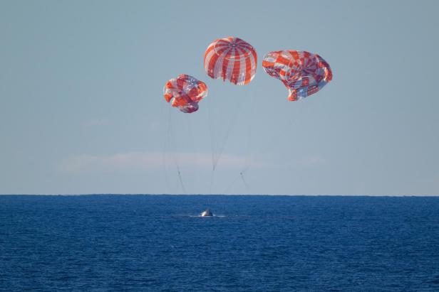 Das Orion-Raumschiff ist sicher im Pazifik gelandet