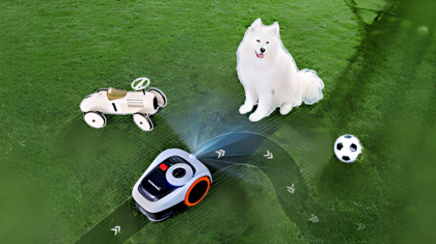 Ein Rasenmähroboter navigiert um ein Spielzeugauto, einen Hund und einen Fußball auf einer grünen Rasenfläche.