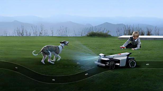 Ein moderner Mähroboter mit KI-Technologie erkennt einen Hund und hält Abstand, während ein Kind auf dem Rasen spielt.
