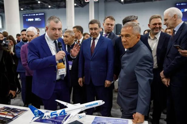 Tupolev Tu-454 wird präsentiert