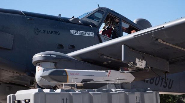 Eine Rakete wird an einem Flugzeug unter dem Flügel angebracht