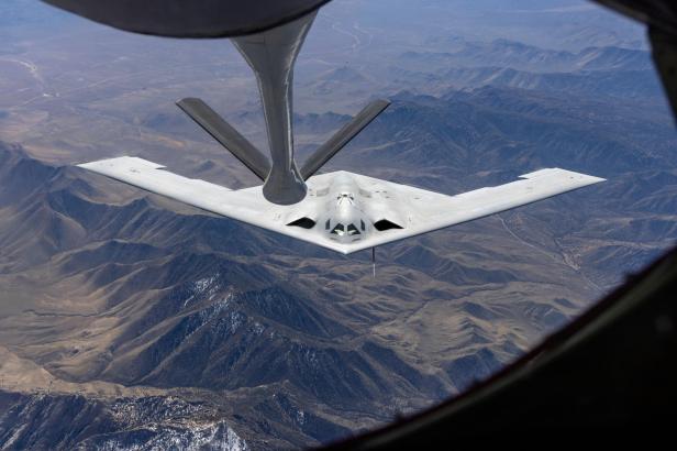 B-21 Raider bei der Luftbetankung
